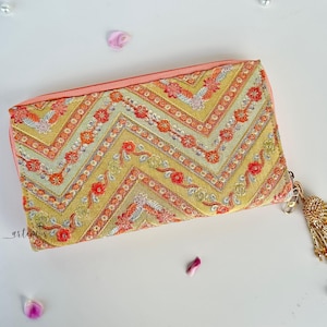 Cartera de mujer hecha a mano con bordado floral en color naranja y amarillo, cartera de mano con borlas bordadas, cartera con estampado de flores