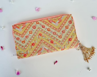 Floral Embroidered Wallet: Handmade Women&#39;s Purse with Tassel