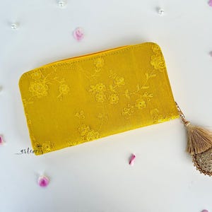 Cartera con bordado floral en amarillo y rosa intenso Cartera de mujer hecha a mano con borlas bordadas Cartera de mano con estampado de flores