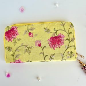 Cartera con bordado floral en amarillo y beige Cartera de mujer hecha a mano con borlas bordadas Cartera de mano con estampado de flores