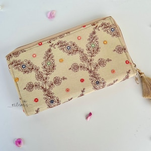 Cartera con bordado floral beige y pequeños espejos Cartera de mujer hecha a mano con bordado de borlas Cartera de mano con estampado de flores