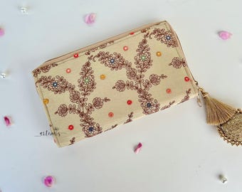 Handmade Floral Embroidered Wallet: Beige Women&#39;s Purse with Tassel