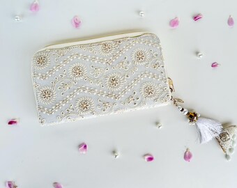 Handmade Embroidered Floral Wallet: Women&#39;s Tassel Purse