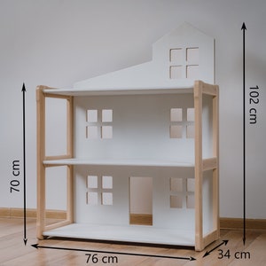 Puede incluir: Estanter&iacute;a de madera blanca con forma de casa de mu&ntilde;ecas y techo en forma de casa. La estanter&iacute;a tiene dos estantes y una abertura en forma de puerta. Las dimensiones son 76 cm de ancho, 34 cm de profundidad y 102 cm de alto.