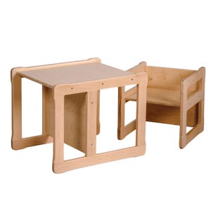 Könnte beinhalten: Ein Holztisch- und Stuhlset für Kinder. Tisch und Stuhl sind aus Naturholz gefertigt und haben ein schlichtes, stabiles Design.