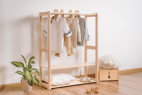 KIDS CLOTHING RACK Tipo A con estante, Estante de ropa de madera, Estante y  estante colgante de ropa Montessori, Regalo de armario para niños para  niños -  España