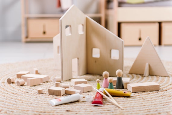 FAMILIE klein poppenhuis met houten figuren ongeverfd cadeau - Etsy