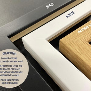 Peut inclure: Trois cadres photo en noir, blanc et bois naturel. Les cadres sont fabriqu&eacute;s en bois massif et en plexiglas de haute qualit&eacute;.  "FRAMING 3 COLOUR OPTIONS - BLACK, WHITE & NATURAL WOOD MADE FROM SOLID WOOD AND HIGH QUALITY PLEXIGLASS - A LIGHTWEIGHT AND DURABLE ALTERNATIVE TO GLASS PLEASE NOTE MOUNTS ARE NOT INCLUDED" est &eacute;crit sur le cadre noir.