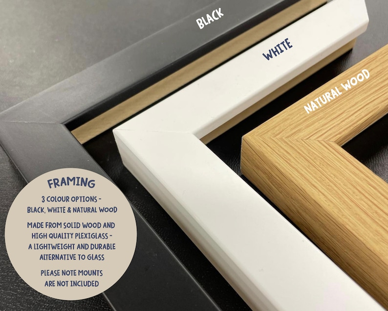 Peut inclure: Trois cadres photo en noir, blanc et bois naturel. Les cadres sont fabriqu&eacute;s en bois massif et en plexiglas de haute qualit&eacute;.  "FRAMING 3 COLOUR OPTIONS - BLACK, WHITE & NATURAL WOOD MADE FROM SOLID WOOD AND HIGH QUALITY PLEXIGLASS - A LIGHTWEIGHT AND DURABLE ALTERNATIVE TO GLASS PLEASE NOTE MOUNTS ARE NOT INCLUDED" est &eacute;crit sur le cadre noir.