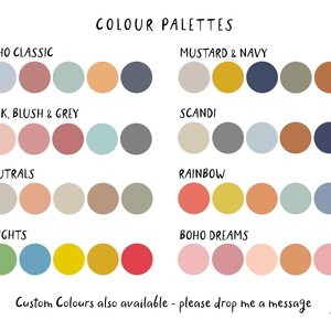 K&ouml;nnte beinhalten: Ein Diagramm mit 8 verschiedenen Farbpaletten, jede mit 5 Farben. Die Paletten sind beschriftet: Boho Classic, Senf & Marine, Rosa, Rouge & Grau, Scandi, Neutral, Hell, Regenbogen und Boho Dreams. Der Text "Individuelle Farben ebenfalls erh&auml;ltlich - bitte hinterlassen Sie mir eine Nachricht" befindet sich am unteren Rand des Diagramms.
