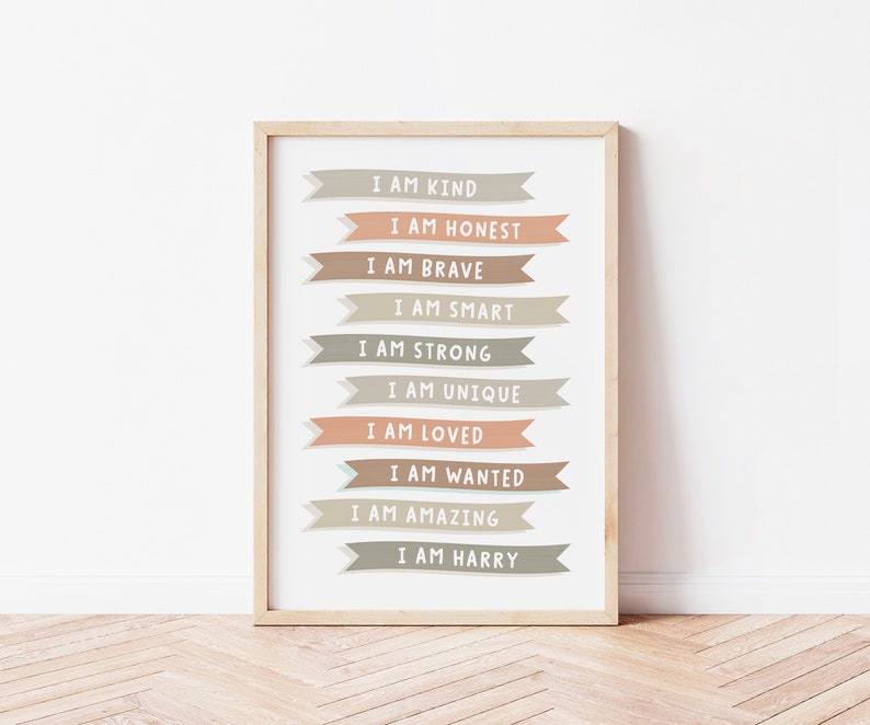 K&ouml;nnte beinhalten: Ein gerahmter Druck mit wei&szlig;em Hintergrund und einer Reihe von bunten Bannern mit positiven Affirmationen. Der Text auf den Bannern lautet: "Ich bin freundlich", "Ich bin ehrlich", "Ich bin mutig", "Ich bin klug", "Ich bin stark", "Ich bin einzigartig", "Ich bin geliebt", "Ich bin gewollt", "Ich bin gro&szlig;artig", und "Ich bin Harry".
