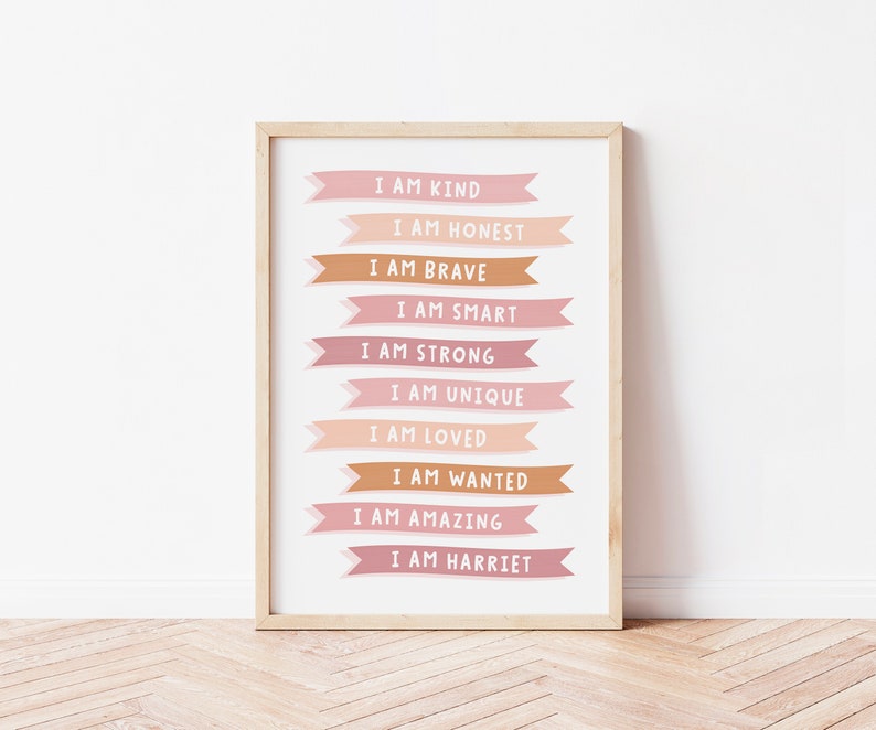 K&ouml;nnte beinhalten: Ein druckbarer Poster mit rosa und braunen Bannern, auf denen steht "Ich bin freundlich", "Ich bin ehrlich", "Ich bin mutig", "Ich bin klug", "Ich bin stark", "Ich bin einzigartig", "Ich bin geliebt", "Ich bin gewollt", "Ich bin fantastisch" und "Ich bin Harriet".