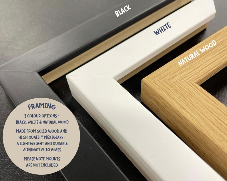 K&ouml;nnte beinhalten: Drei Bilderrahmen in Schwarz, Wei&szlig; und Naturholz. Die Rahmen sind aus massivem Holz und hochwertigem Plexiglas gefertigt.  "FRAMING 3 COLOUR OPTIONS - BLACK, WHITE & NATURAL WOOD MADE FROM SOLID WOOD AND HIGH QUALITY PLEXIGLASS - A LIGHTWEIGHT AND DURABLE ALTERNATIVE TO GLASS PLEASE NOTE MOUNTS ARE NOT INCLUDED" ist auf dem schwarzen Rahmen aufgedruckt.