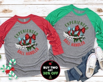 Linda camisa traviesa de Navidad raglan, camiseta de béisbol navideña divertida, raglán navideño, camisa de manipulador de bolas de Navidad, camisa raglán navideña