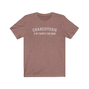Peut inclure: Un t-shirt marron chin&eacute; avec le texte "CHARCUTERIE IS MY FAVORITE FOOD GROUP" en blanc.