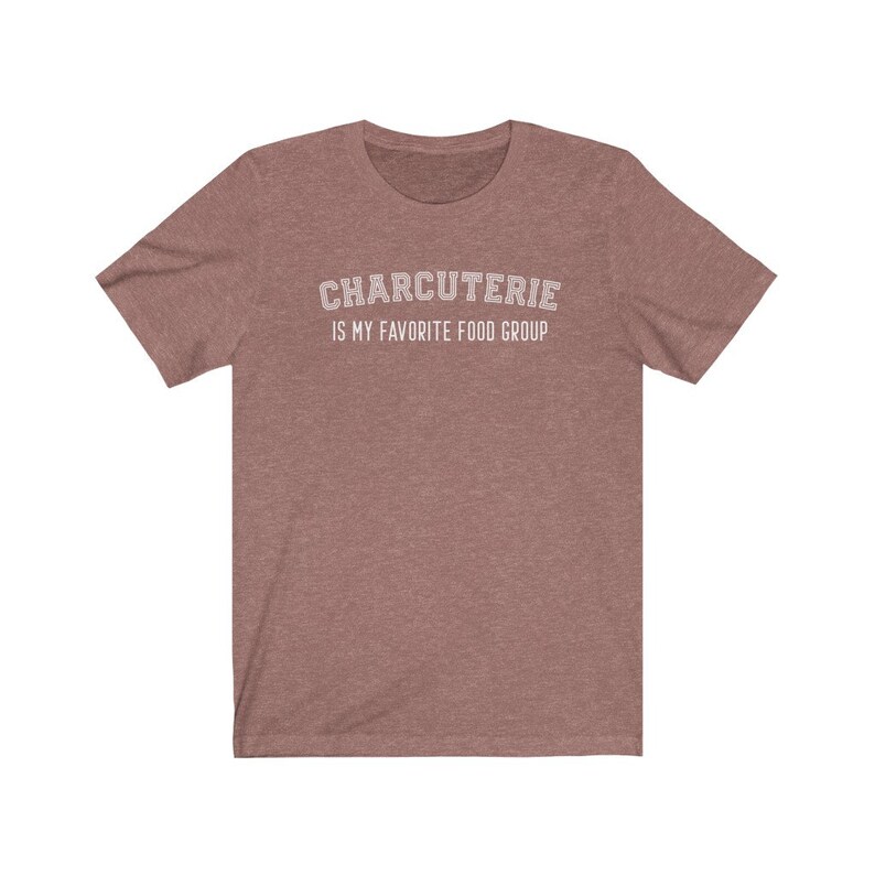 Peut inclure: Un t-shirt marron chin&eacute; avec le texte "CHARCUTERIE IS MY FAVORITE FOOD GROUP" en blanc.