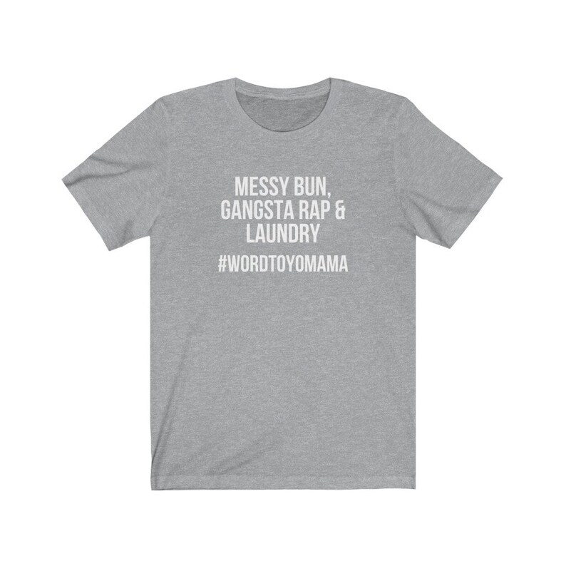 K&ouml;nnte beinhalten: Hellgraues T-Shirt mit wei&szlig;em Text "MESSY BUN, GANGSTA RAP & LAUNDRY" und dem Hashtag "#WORDTOYOMAMA". Das Shirt hat kurze &Auml;rmel und einen Rundhalsausschnitt.