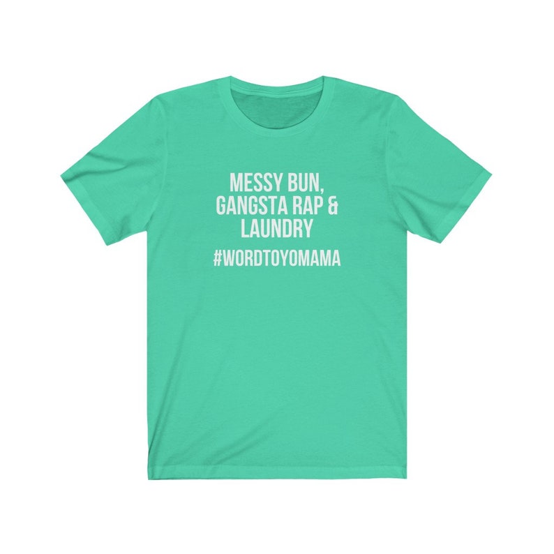 K&ouml;nnte beinhalten: T&uuml;rkisfarbenes T-Shirt mit wei&szlig;em Text "MESSY BUN, GANGSTA RAP & LAUNDRY" und dem Hashtag "#WORDTOYOMAMA". Das T-Shirt hat einen Rundhalsausschnitt und kurze &Auml;rmel.