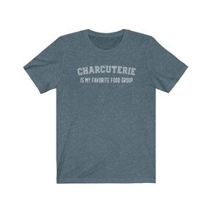 Peut inclure: Un t-shirt bleu fonc&eacute; avec le texte "CHARCUTERIE IS MY FAVORITE FOOD GROUP" en blanc.