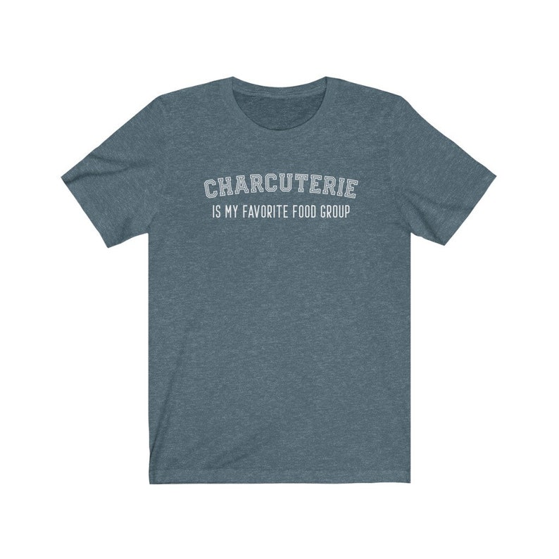 Peut inclure: Un t-shirt bleu fonc&eacute; avec le texte "CHARCUTERIE IS MY FAVORITE FOOD GROUP" en blanc.