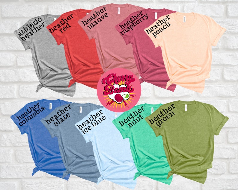 Peut inclure: Une vari&eacute;t&eacute; de t-shirts de diff&eacute;rentes couleurs et chin&eacute;s, y compris chin&eacute; athl&eacute;tique, rouge, mauve, framboise, p&ecirc;che, columbia, ardoise, bleu glacier, menthe et vert. Les t-shirts sont dispos&eacute;s en cercle autour d'un graphique rose et rouge qui dit "Cherry Bomb".