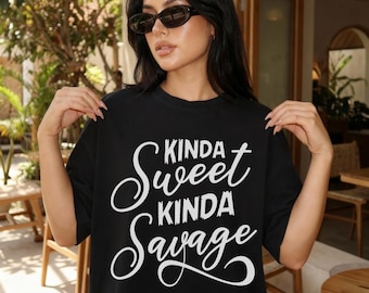Maglietta carina e alla moda - Kinda Sweet Kinda Savage Tee Shirt, maglietta con citazione divertente, maglietta grafica unisex da donna, taglie dalla Plus alla 4XL, regalo sfacciato per la migliore amica