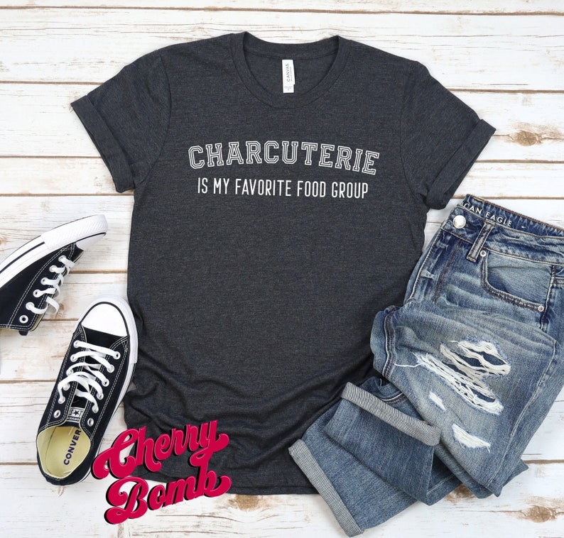 Peut inclure: Un t-shirt gris fonc&eacute; avec du texte blanc qui dit "Charcuterie est mon groupe alimentaire pr&eacute;f&eacute;r&eacute;".