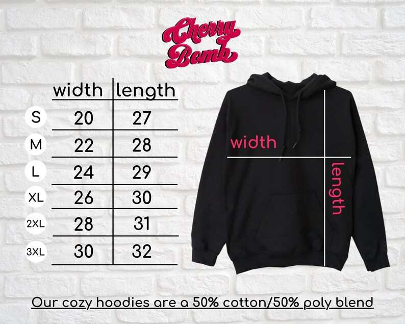 Puede incluir: Sudadera con capucha negra con tabla de tallas que muestra las medidas de ancho y largo en cent&iacute;metros. Las tallas van de la S a la 3XL. El texto "Cherry Bomb" est&aacute; en la parte superior. Las sudaderas son una mezcla de 50% algod&oacute;n/50% poli.