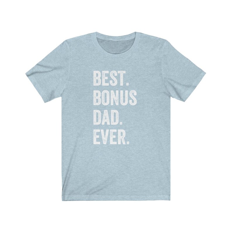 Puede incluir: Camiseta azul claro con el texto blanco "BEST. BONUS DAD. EVER." en letras de bloque. La camiseta tiene mangas cortas y cuello redondo. La tela parece ser un material suave y jaspeado.