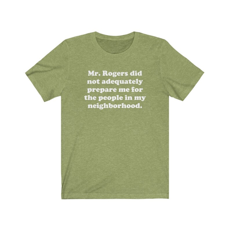 Puede incluir: Una camiseta verde con el texto "Mr. Rogers no me prepar&oacute; adecuadamente para la gente de mi vecindario."
