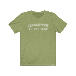 Peut inclure: Un t-shirt vert avec le texte "CHARCUTERIE IS MY FAVORITE FOOD GROUP" en blanc.