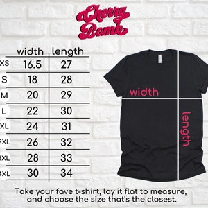 Peut inclure: Un tableau des tailles pour t-shirts avec des mesures en pouces pour la largeur et la longueur. Le tableau montre les tailles XS &agrave; 4XL. Le texte "Cherry Bomb" est en haut du tableau.