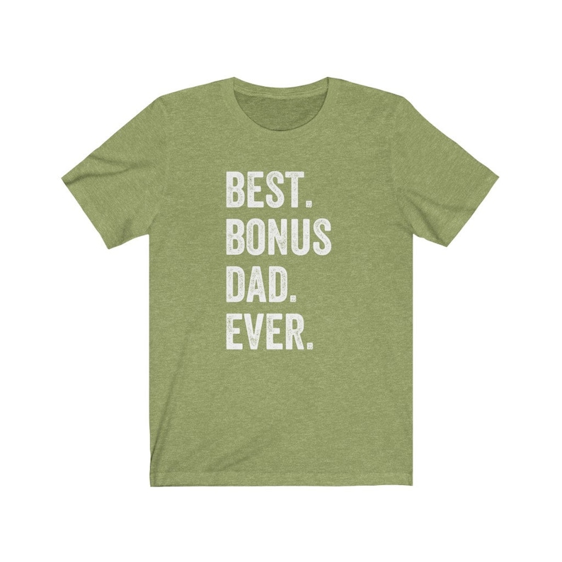 Puede incluir: Una camiseta verde claro con el texto "BEST. BONUS DAD. EVER." en blanco, letras apiladas verticalmente. La camiseta tiene mangas cortas y cuello redondo.