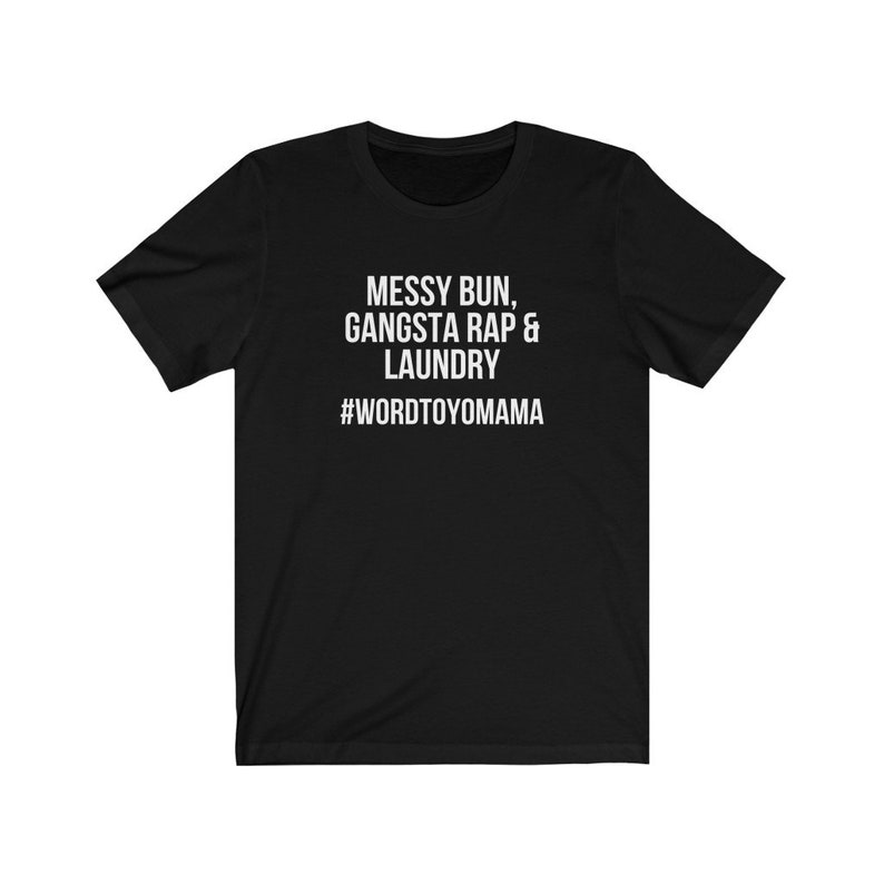 K&ouml;nnte beinhalten: Schwarzes T-Shirt mit wei&szlig;em Text: "Messy Bun, Gangsta Rap & Laundry" und dem Hashtag "#WORDTOYOMAMA". Das Shirt besteht aus einem weichen Material und hat kurze &Auml;rmel und einen Rundhalsausschnitt.