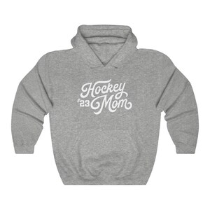 Sudadera con capucha de mamá de hockey personalizada, suéter de mamá de hockey de mujer, sudadera con capucha de hockey de número personalizado, regalos de mamá de hockey, sudadera con capucha de número de jugador, regalo de hockey Sport Grey