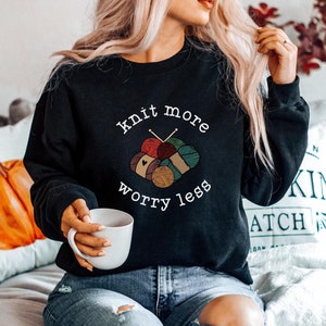 Moletom fofo de tricô, "Tricote mais, preocupe-se menos", camiseta para garotas criativas, presente para amantes de tricô, moletom para quem ama tricotar.