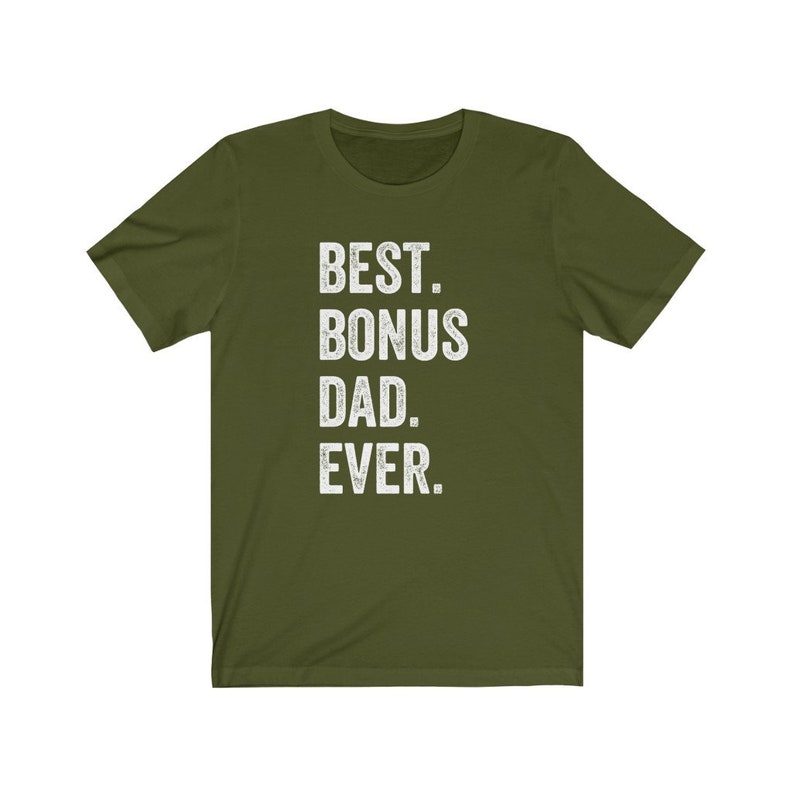 Puede incluir: Camiseta verde oliva con el texto blanco "BEST. BONUS DAD. EVER." La camiseta tiene mangas cortas y cuello redondo. El texto est&aacute; en negrita y sin serifa.