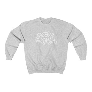 Hokejowa mama prezent bluza damska z okrągłym dekoltem Hokejowa mama sweter, niestandardowa koszulka hokejowa z numerem, Hokejowe prezenty dla mamy, Hokejowy numer sweter do 5XL zdjęcie 7