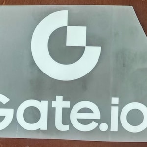Könnte beinhalten: Weißes Logo auf grauem Hintergrund mit einem stilisierten Buchstaben G und dem Text "gate.io".
