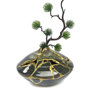 Kintsugi Vase ,Kintsugi gifts, kintsugi bowl, Japanese art in repairing with gold a broken pottery, kintsukuroi bowl, kintsugi pottery