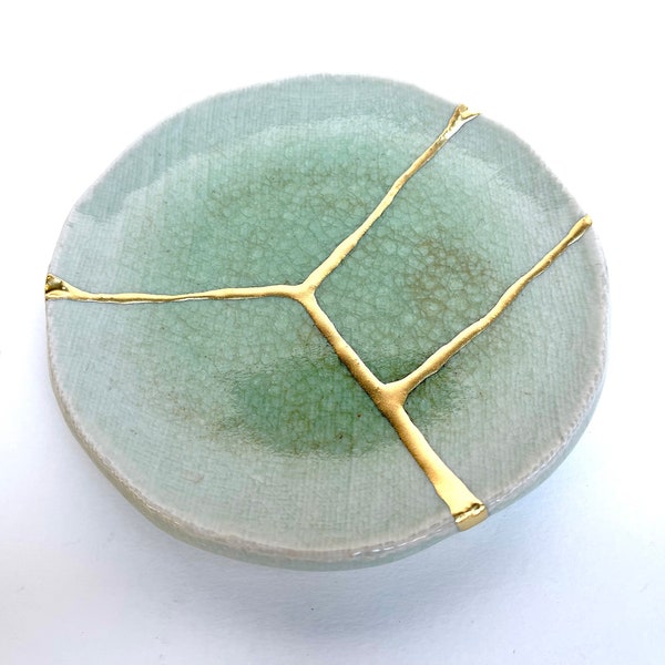 Kintsugi gifts, kintsugi bowl, Japanese art in repairing with gold a broken pottery, kintsukuroi bowl, kintsugi pottery