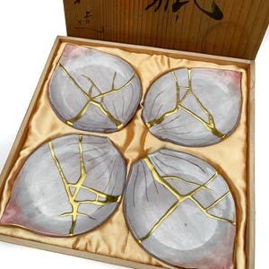 Include wooden box ,Kintsugi gifts, kintsugi bowl, Japanese art in repairing with gold a broken pottery, kintsukuroi bowl, kintsugi pottery