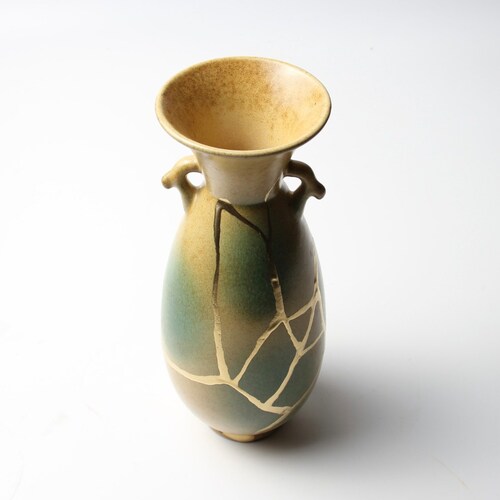 Kintsugi gifts, kintsugi bowl, Japanese art in repairing with gold a broken pottery, kintsukuroi shops bowl, kintsugi pottery