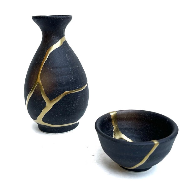 Kintsugi gifts, kintsugi bowl, Japanese art in repairing with gold a broken pottery, kintsukuroi bowl, kintsugi pottery