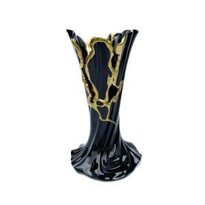 Kintsugi ,Kintsugi gifts, kintsugi Vase, Japanese art in repairing with gold a broken pottery, kintsukuroi bowl, kintsugi pottery