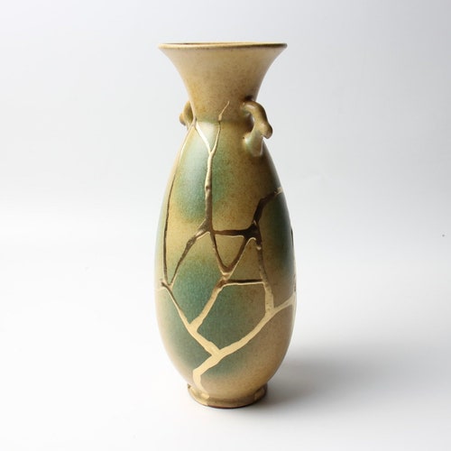 Kintsugi gifts, kintsugi bowl, Japanese art in repairing with gold a broken pottery, kintsukuroi shops bowl, kintsugi pottery