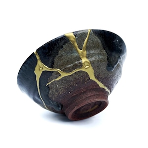 Kintsugi ,Kintsugi gifts, kintsugi bowl, Japanese art in repairing with gold a broken pottery, kintsukuroi bowl, kintsugi pottery