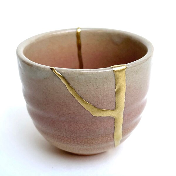 Kintsugi gifts, kintsugi bowl, Japanese art in repairing with gold a broken pottery, kintsukuroi bowl, kintsugi pottery