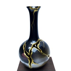 Könnte beinhalten: Handgefertigtes Holzschild mit dem Wort "Welcome" in verspielter Schrift. Das Schild hat eine Used-Optik und ein schlichtes, rustikales Design, ideal für eine Eingangstür. Es ist für die Inneneinrichtung gedacht.