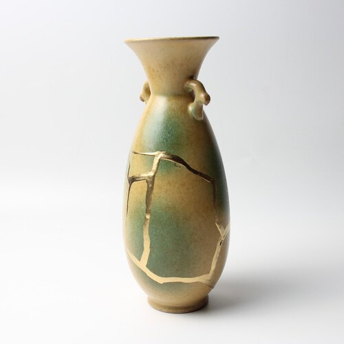 Kintsugi gifts, kintsugi bowl, Japanese art in repairing with gold a broken pottery, kintsukuroi shops bowl, kintsugi pottery